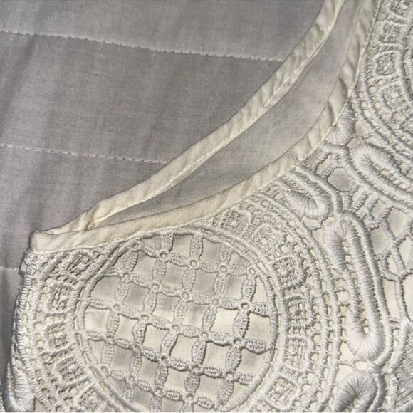 BR L Luxury Elegant Ivory Crochet Lace Back Button Keyhole Sleeveless Shell - Picture 11 of 15
